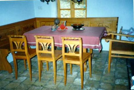Balaton-felvidéki pad, asztallal, székekkel